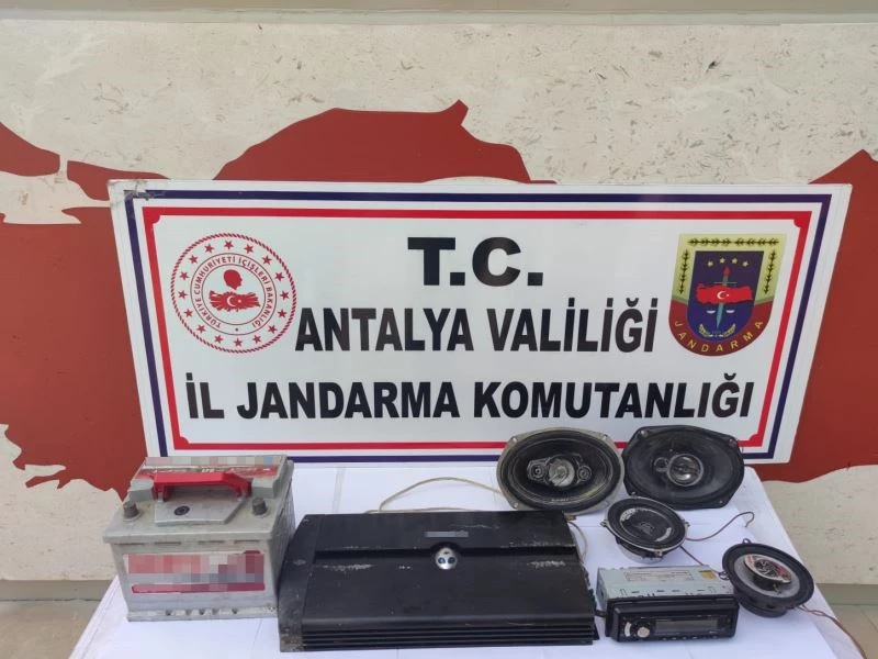 Finike’de otomobilden parçalar çalan şahıs yakalandı
