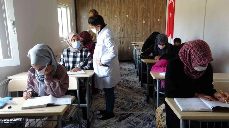 İskele ADEM’de üniversiteye hazırlanıyorlar
