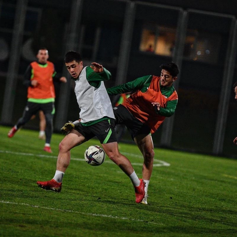 Bursaspor 4 eksikle İstanbulspor maçı hazırlıklarına devam etti
