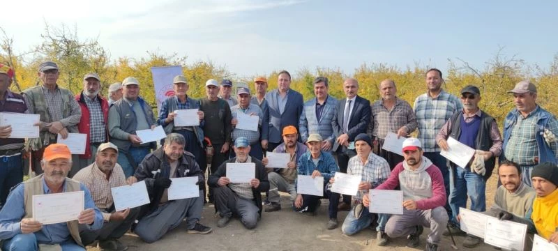 Budama kursunu bitiren 30 üreticiye sertifika verildi
