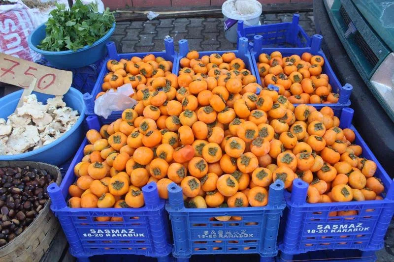 Köylülerin topladığı organik ’Trabzon hurması’ tezgahta yerini aldı
