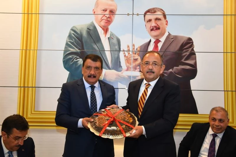 Özhaseki’den Başkan Gürkan’a hizmet övgüsü
