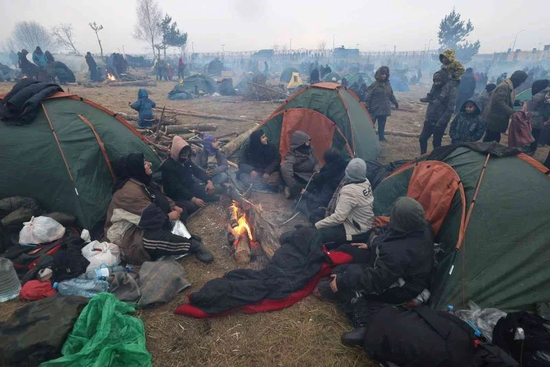 Polonya, Belarus sınırındaki demiryolunu dikenli telle kapattı

