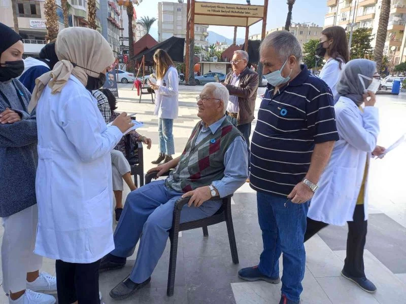 Kumluca’da öğrenciler ve hocaları diyabete farkındalık için sahaya indi
