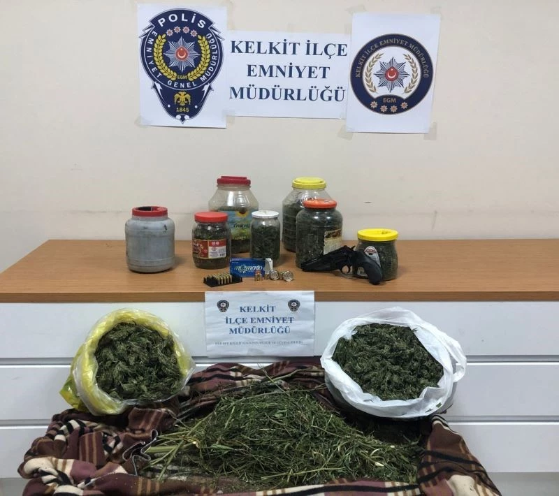 Kelkit’te 4 kilogram esrar ele geçirildi
