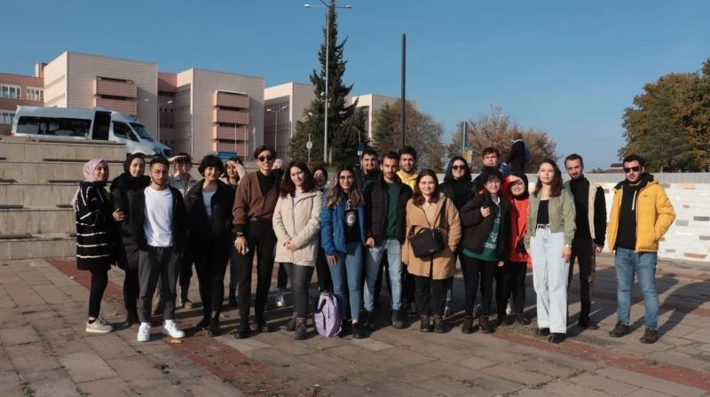 Üniversiteliler sonbaharı fotoğrafladı
