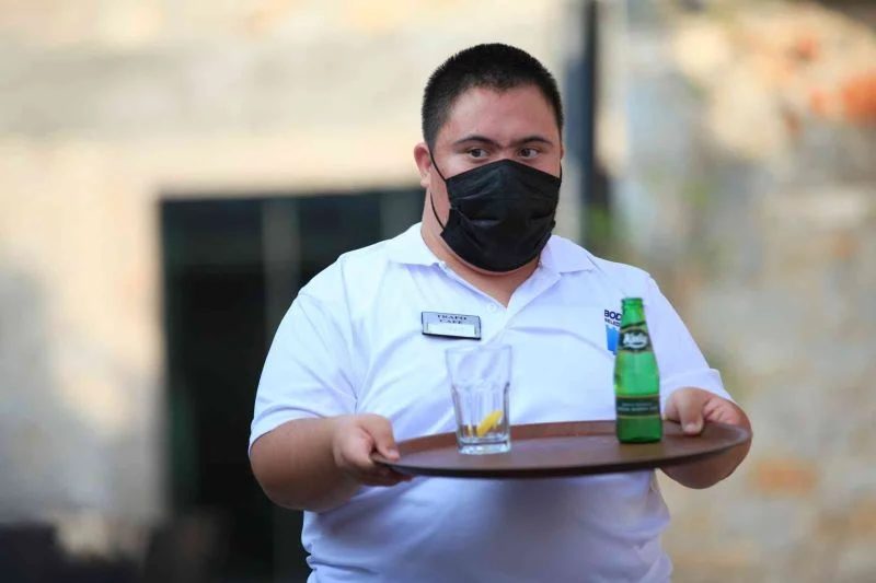 Down sendromlu Yiğit, çalışma azmiyle herkese örnek oluyor
