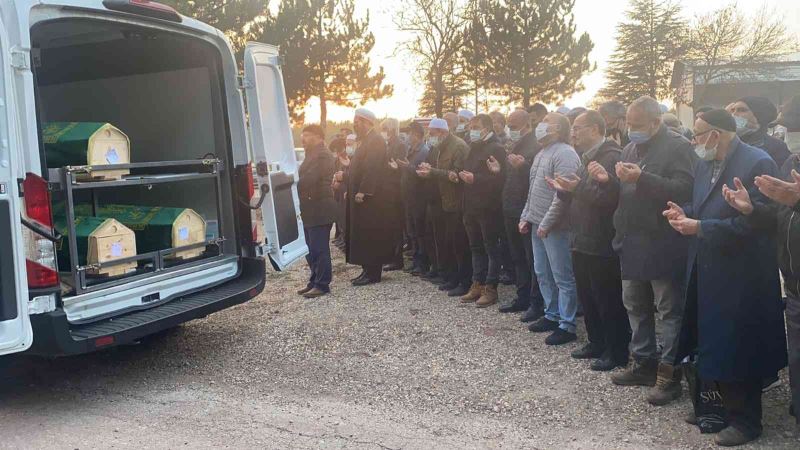 Ekinci ailesi üyelerinin cenazeleri Eskişehir’de defnedildi
