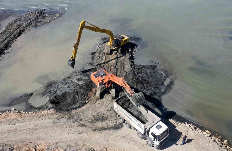 Van Gölü’nden 24 bin metreküp balçık ve çamur çıkartıldı
