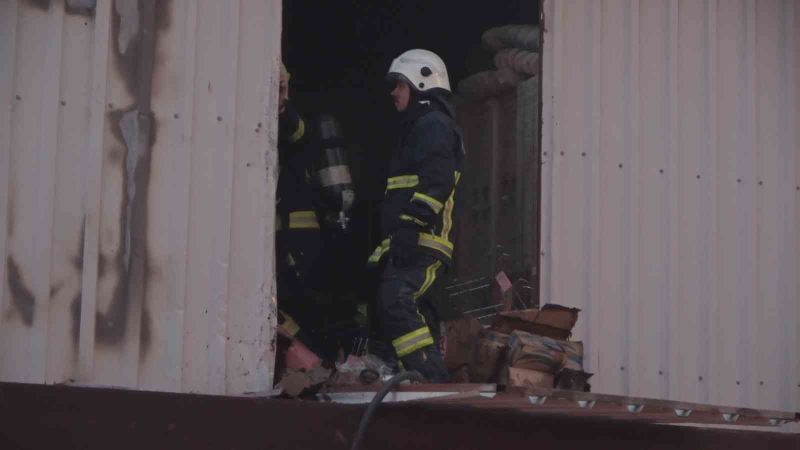 Yangında mahsur kalanlar olduğu söylenince ekipler demir kapıyı keserek içeri girdi
