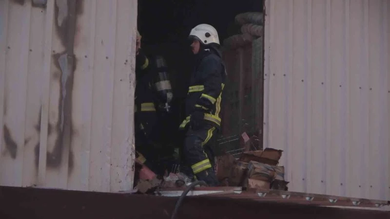 Yangında mahsur kalanlar olduğu söylenince ekipler demir kapıyı keserek içeri girdi
