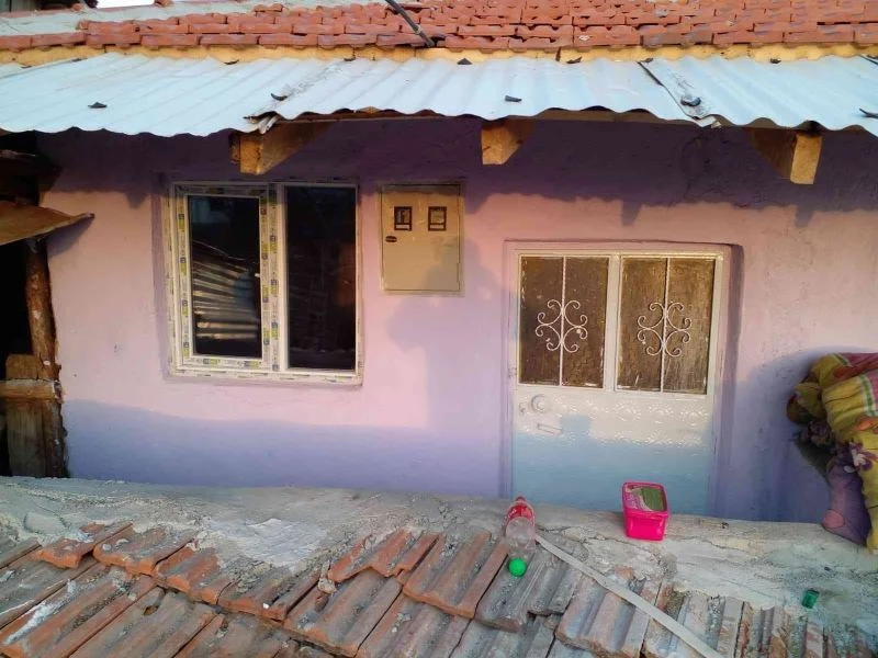 Mağdur durumdaki asker arkadaşlarının evini onardılar
