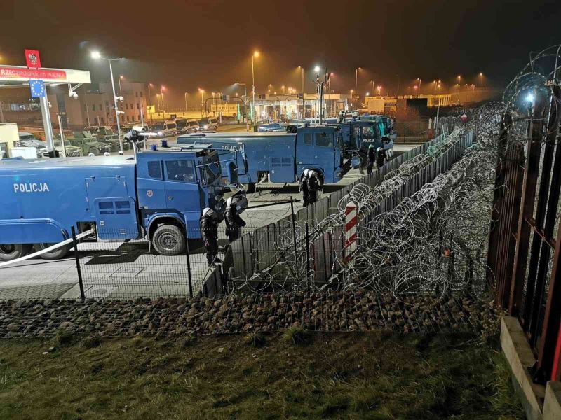 Polonyalı güvenlik güçleri 100 göçmeni gözaltına aldı
