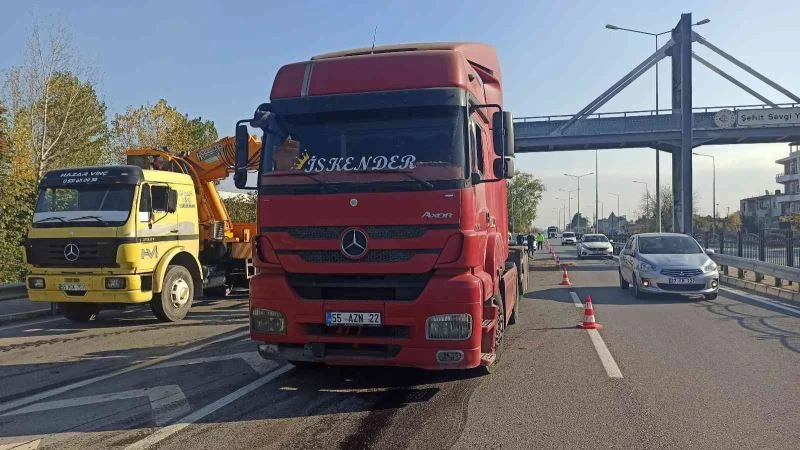 Tırın damperi üst geçide takıldı
