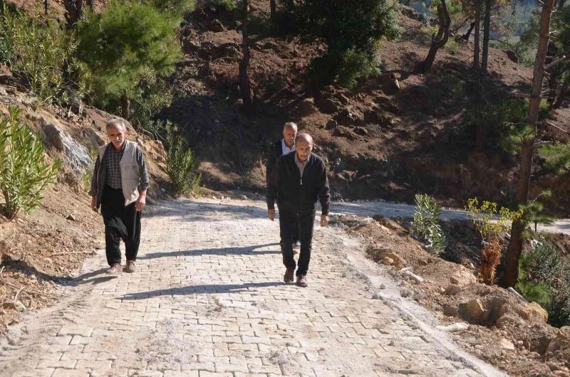 Kozan’da kırsal mahallelerde yollara parke taşı döşeniyor
