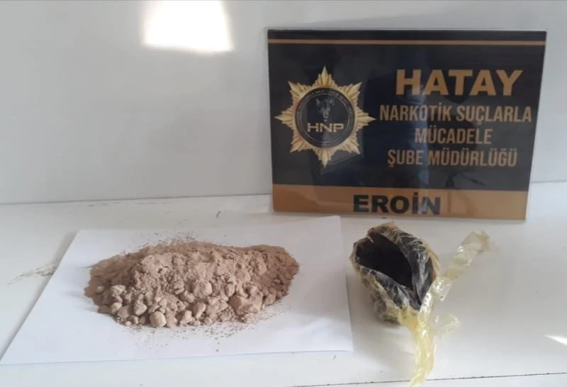 Uyuşturucuları aracın ses sistemine gizlemişler
