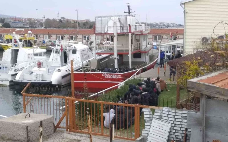 195 göçmenden kişi başı 6 bin dolar aldılar, birine tekneyi bırakıp denize saldılar
