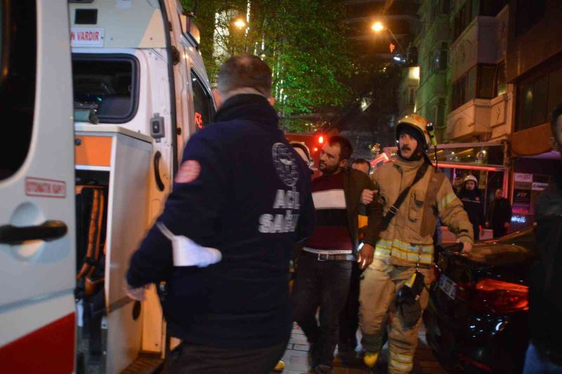 Taksim’deki metruk binada çıkan yangında 1 kişi dumandan etkilendi
