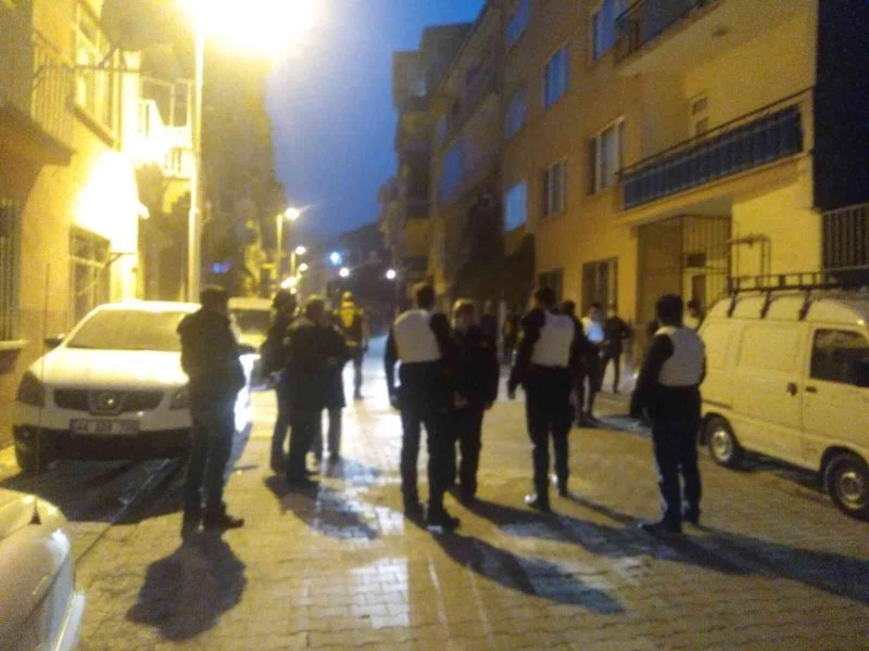 Boşanma aşamasındaki eşinin evini silahla bastı, polisler evi ablukaya aldı
