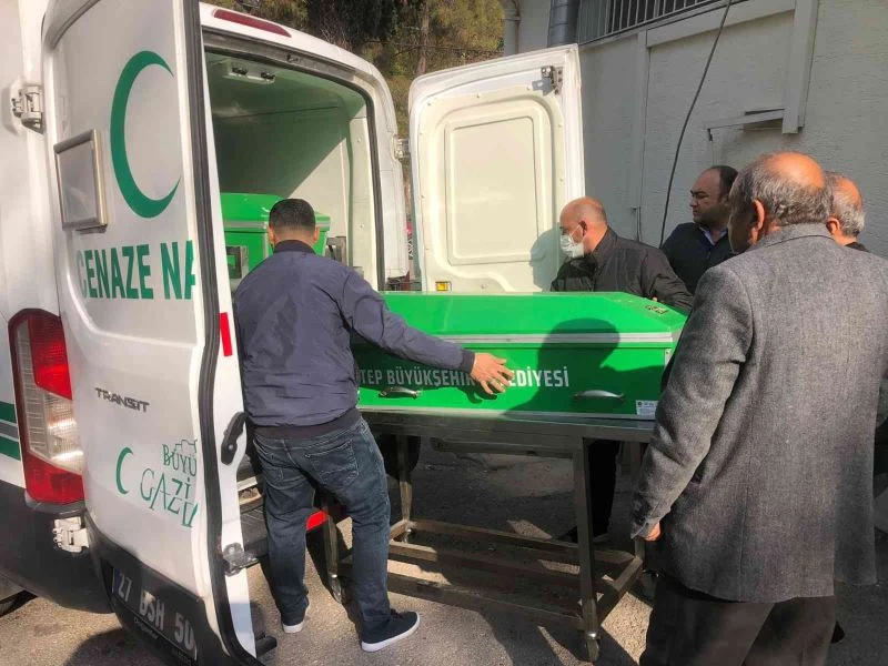 Polisle arkadaşını ayırmak isterken canından oldu
