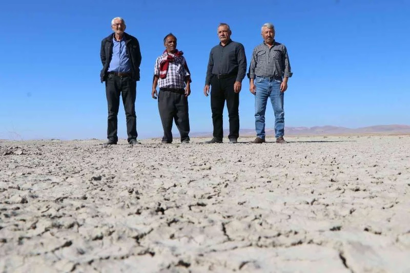 Tuz Gölü havzası çorak toprağa dönüşüyor
