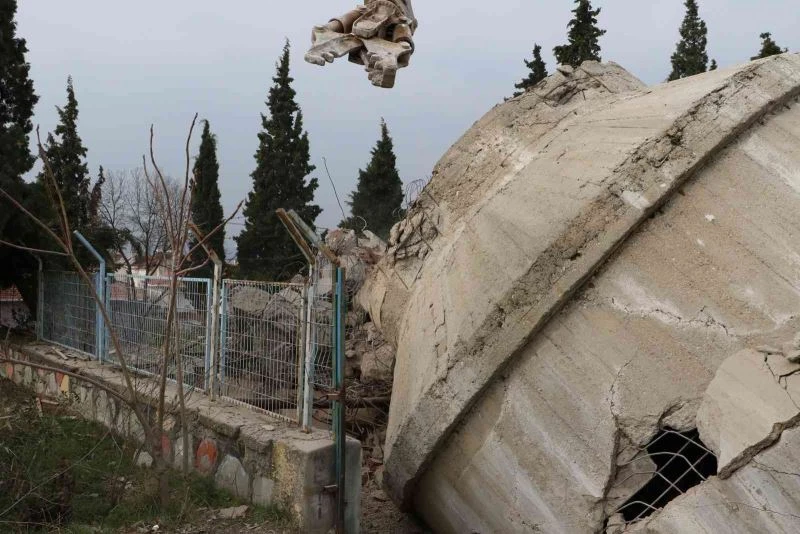 Gördes’teki ayaklı su deposu yıkımı sağlıklı bir şekilde yapıldı
