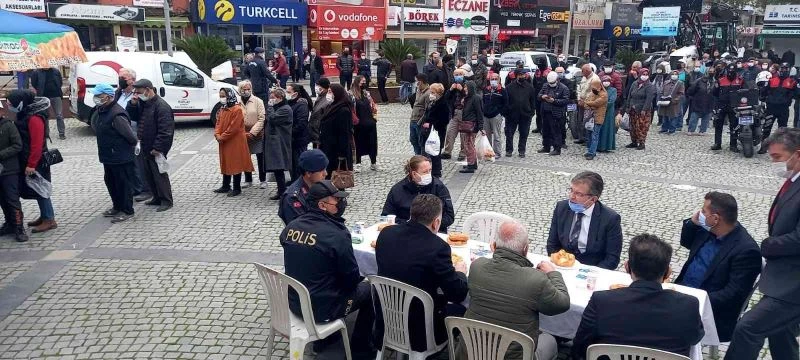 Edremit’te meslektaşları şehit polis için lokma döktürdü
