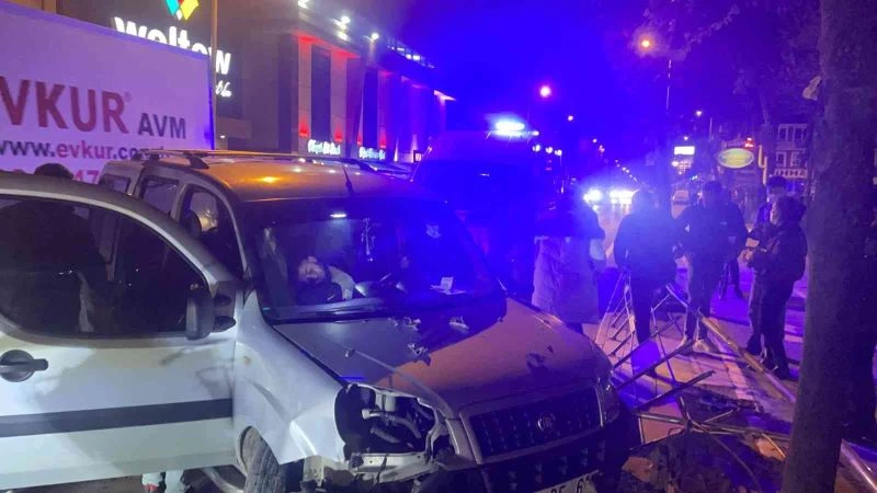 Direksiyon başında bayıldı, Kontrolden çıkan araç korkuluklara çarptı
