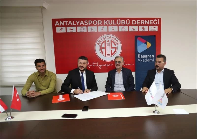 Antalyaspor, altyapı sporcularına İngilizce eğitimi için protokol imzaladı
