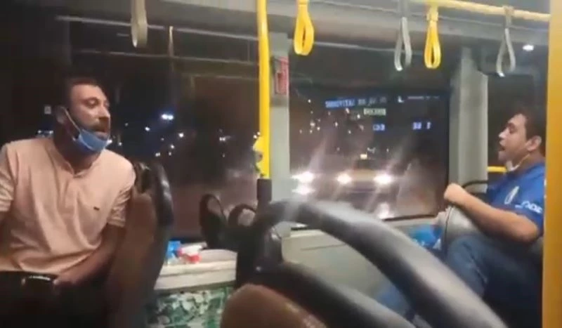 Seyir halindeki halk otobüsünde darbukalı eğlence
