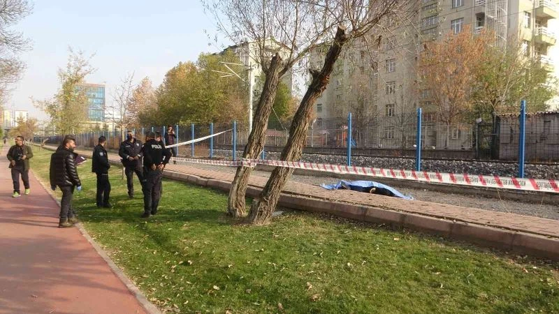 Kayseri’de şüpheli ölüm; meraklı gözlerle ekipleri izlediler
