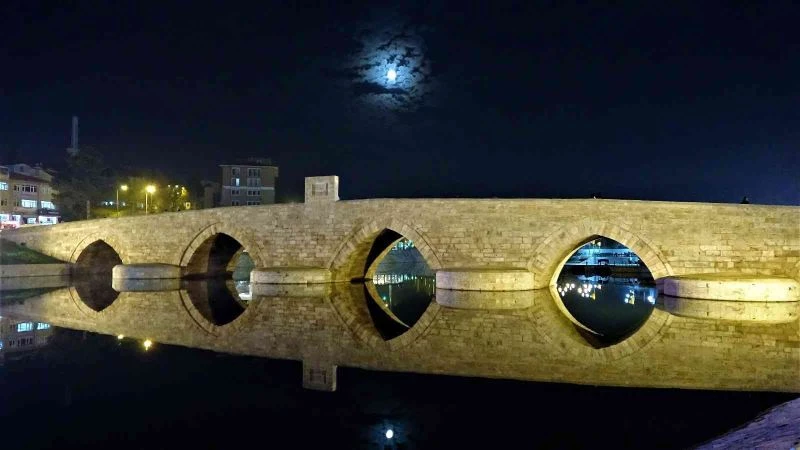 770 yıllık köprü kartpostallık görüntüler oluşturdu
