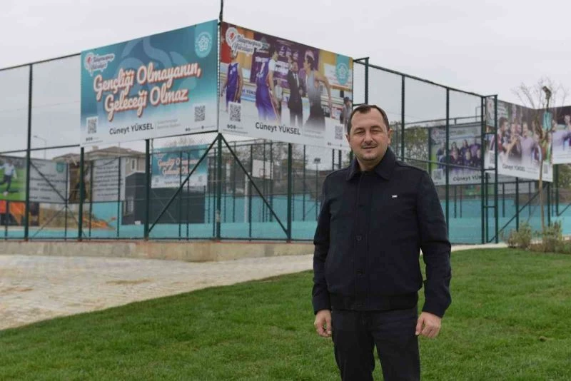 Başkan Yüksel yapımı süren spor sahalarını denetledi
