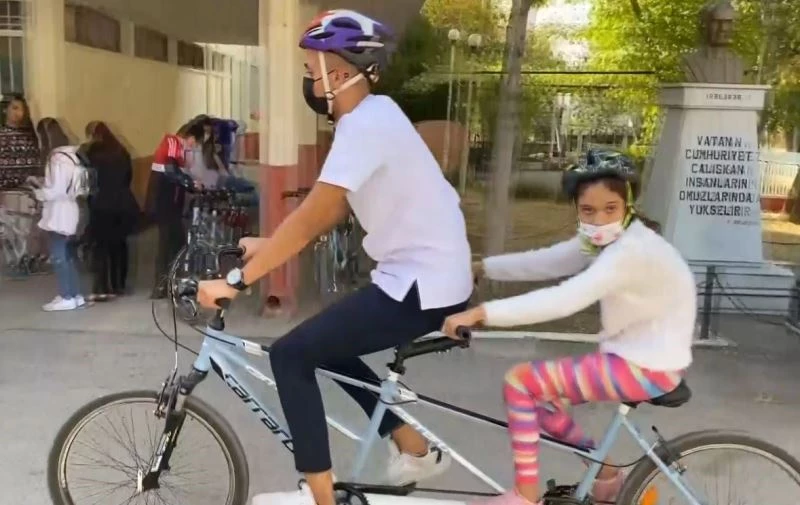 Görme engelli öğrenciler, eş pedal ile bisiklet sürme hayallerini gerçekleştirdi
