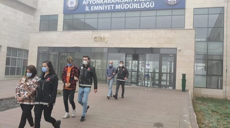 Hoparlöre gizledikleri 2 kilo uyuşturucuyla yakalanan 2 kişi tutuklandı
