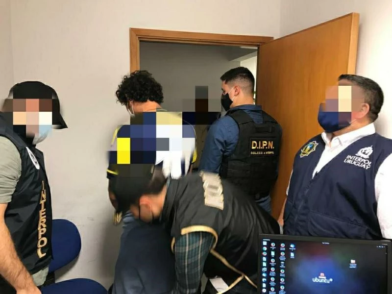 Çiftlik Bank davasının sanığı Mehmet Aydın’ın ağabeyi olan ve Temmuz ayında Uruguay’da yakalanarak tutuklanan Fatih Aydın teslim alındı. Aydın, Türkiye’ye gelmek üzere yola çıktı.
