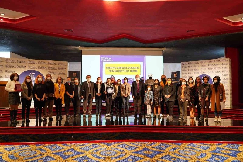 Girişimci Anneler Akademisi’nden mezun olan anneler sertifikalarına kavuştu
