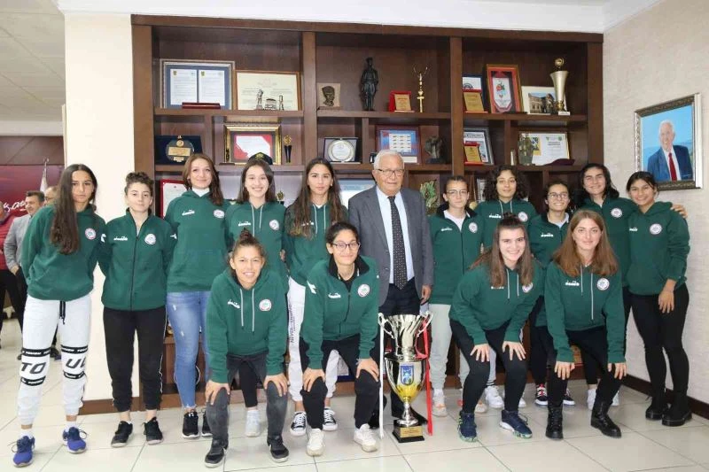 Posbıyık: “Kadın futbol takımımızla gurur duyuyoruz”
