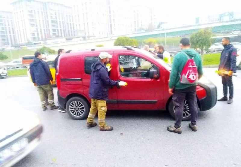 Otomobilinde baygınlık geçiren kadın kurtarıldı
