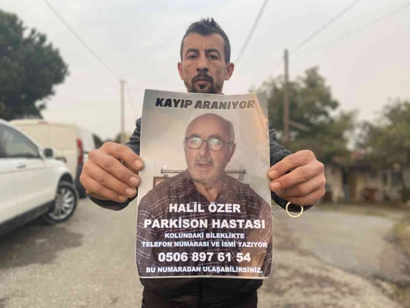 Kayıp babasını bulabilmek için aracından açtığı ses kaydıyla sokak sokak dolaşıyor
