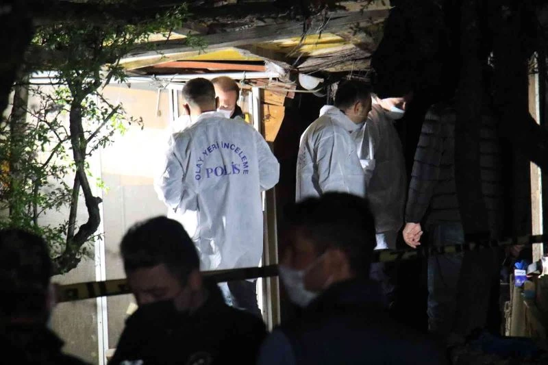 Kız arkadaşını 10 bıçak darbesiyle öldürmekten yargılanan zanlı hakim karşısına çıktı
