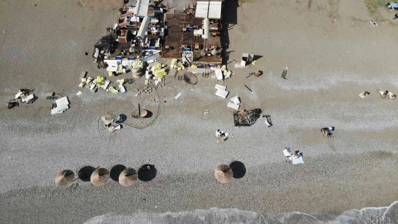 Sarı kodun ardından sahile önce kepçeler sonra tatilciler girdi
