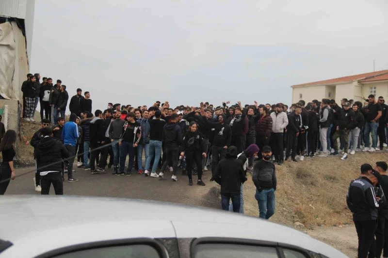 Deplasman yasağından habersiz 2 otobüs taraftar dışarıda kaldı
