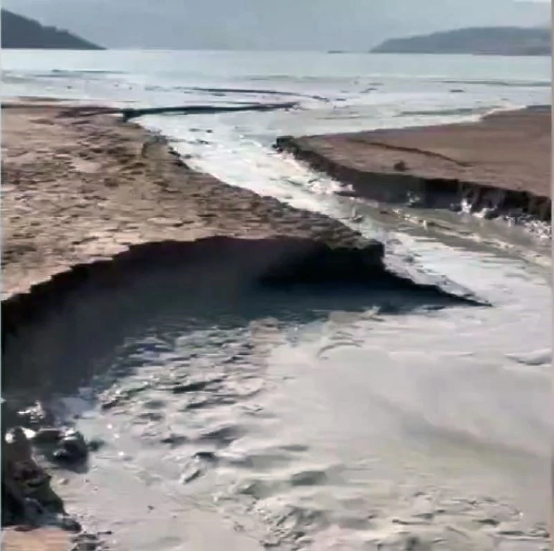 Maden işletmesineait atık su havuzunun patlaması köylüyü endişelendirdi
