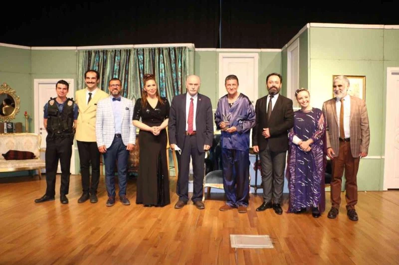 “Yalan Dolan” adlı tiyatro oyunu Kartal’da sahnelendi
