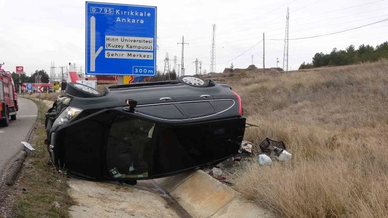 Trafik levhasına çarpan otomobil devrildi: 2 yaralı

