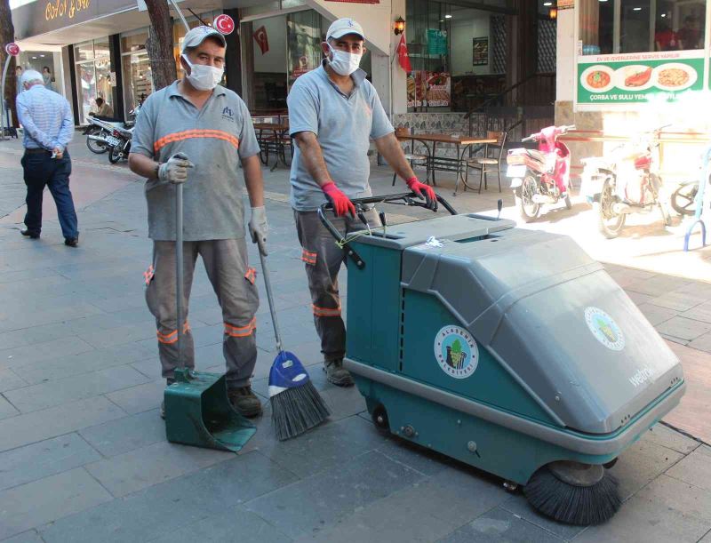 Temizlik çalışanlarından vatandaşlara ’Çevreyi temiz tutma’ çağrısı
