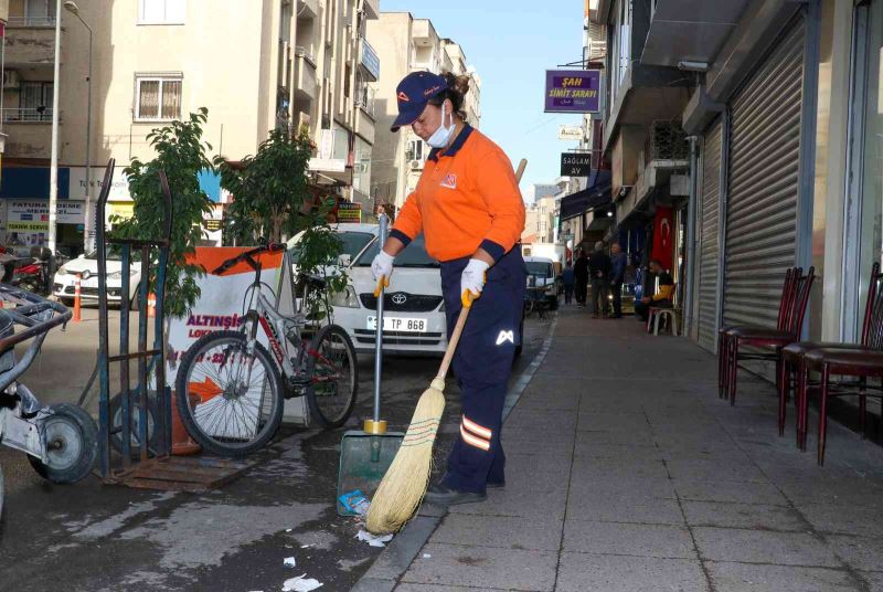 Vatandaşlar, Büyükşehir Belediyesinin kadın temizlik personelinden memnun
