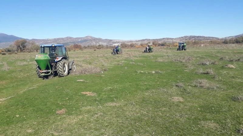 Simav’daki meralarda gübreleme çalışması
