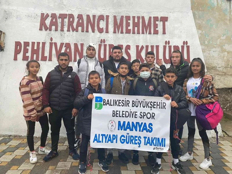 Manyaslı alt yapı güreşçilerinden madalya yağmuru
